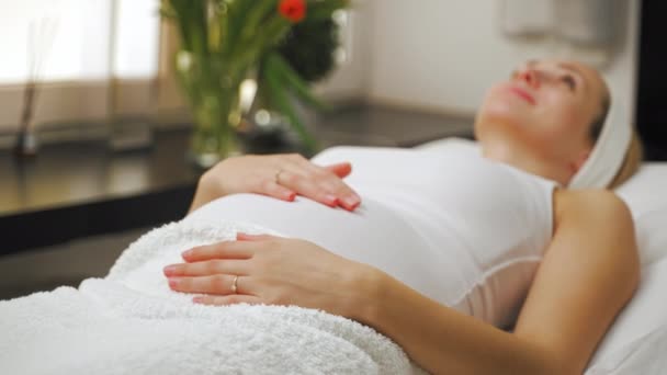 Έγκυος Γυναίκα Ξαπλωμένη Στο Κρεβάτι Κλινική Κοσμετολογίας Και Αγγίζοντας Την — Αρχείο Βίντεο