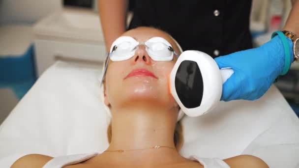 Mulher Recebendo Procedimento Termoelevação Com Olhos Cobertos Clínica Cosmetologia Imagens — Vídeo de Stock