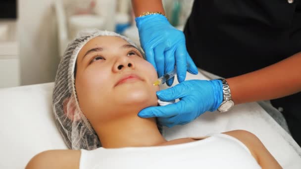 Femeie Obtinerea Întinerire Injecție Facială Salonul Cosmetologie Umplerea Ridurilor Imagini — Videoclip de stoc