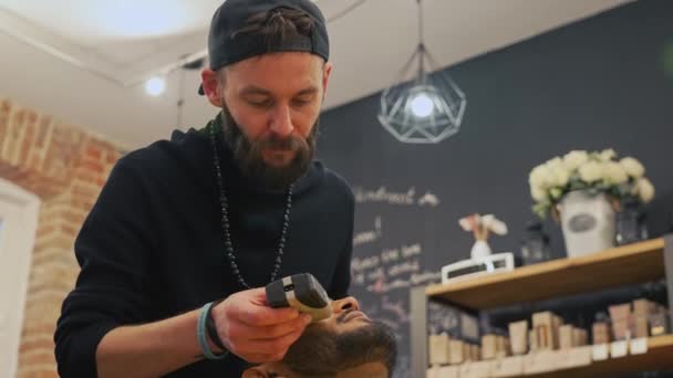 Середній Знімок Перукаря Обрізає Волосся Від Клієнтів Щоки Бороду Горизонтальне — стокове відео