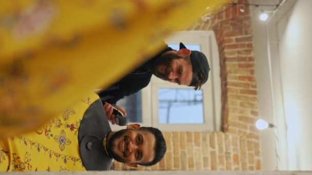 Kapster Zijn Cliënt Glimlachend Pratend Tijdens Het Knippen Verticale Video — Stockvideo