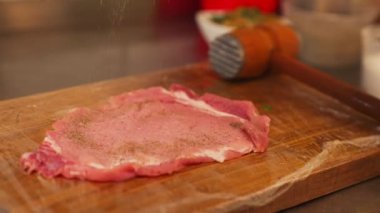 Şef, Schabowy Kotlet 'i hazırlamak için çiğ domuz pirzolası hazırlıyor. Geleneksel Polonya mutfağı. Yüksek kalite 4k görüntü