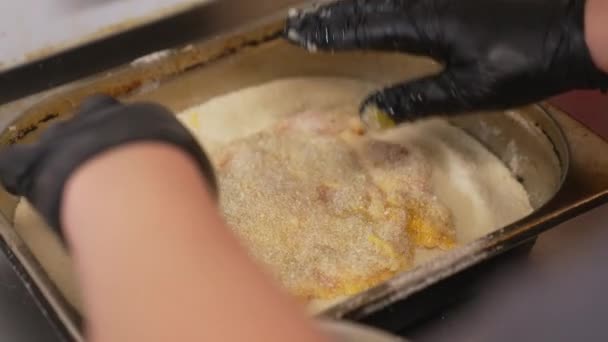 Preparazione Schabowy Kotlet Chef Rivestimento Carne Maiale Con Briciole Pane — Video Stock