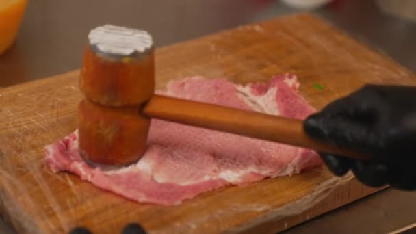 Chef Golpea Chuleta Cerdo Con Martillo Carne Tabla Madera Que — Vídeo de stock