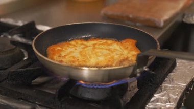 Altın çıtır Schabowy Kotlet tavada kızartılıyor domuz pirzolası. Polonya Geleneksel Mutfağı