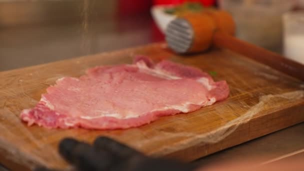 Chef Säsonger Tillplattad Fläskkotlett Träskiva Förbereda Schabowy Kotlet Polska Traditionella — Stockvideo
