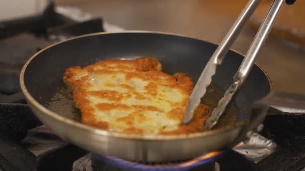 Chef Frites Croustillant Schabowy Kotlet Friture Sur Une Côtelette Porc — Video