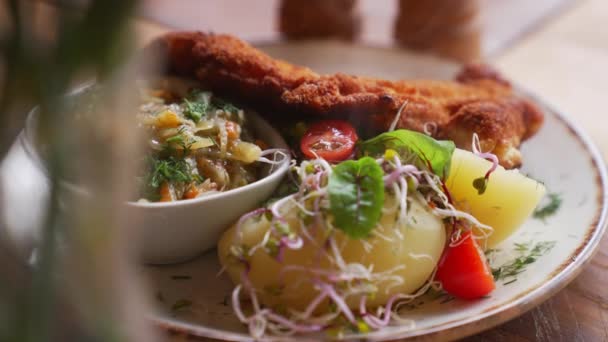 色彩艳丽的Kotlet与煮土豆和樱桃西红柿在桌上波兰菜 高质量的4K镜头 — 图库视频影像