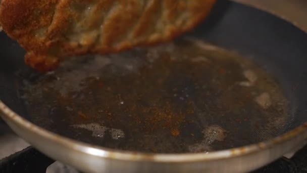シェフは ノンスティック ポーク ブレッド カツにサクサクのシャボー コレット フライをフリップします ポーランドの伝統料理 高品質4K映像 — ストック動画