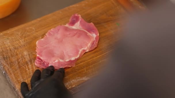 Chef Gira Braciola Maiale Colpisce Con Martello Carne Tavola Legno — Video Stock