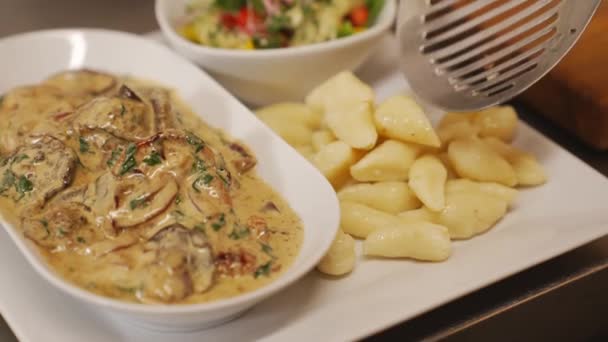 Σεφ Πιάτα Πολωνικά Ζυμαρικά Πατάτας Χοιρινό Φιλέτα Και Σάλτσα Μπολέτες — Αρχείο Βίντεο