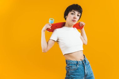 Beyaz bluzlu ve omuzlarında minyatür bir panoyla poz veren kadın model. Orta boy. Yüksek kalite fotoğraf