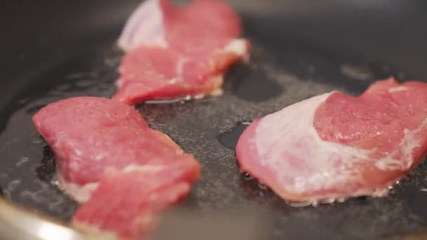 新鲜的猪肉片在平底锅中油炸 配上少量的猪肉软骨素 高质量的4K镜头 — 图库视频影像