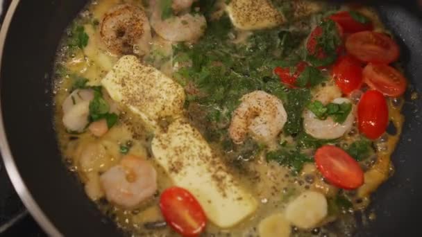 Chef Adds Black Pepper Shrimps Cooking Pan Butter Herbs Tomatoes — Stock Video