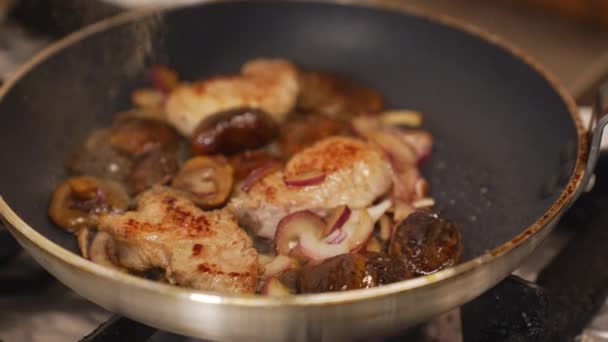 Chef Ajoute Des Assaisonnements Aux Filets Porc Avec Des Oignons — Video
