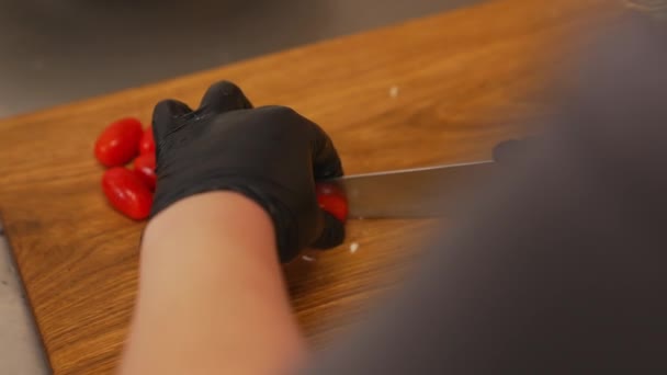 Şef Ahşap Kesme Tahtasındaki Şef Bıçağıyla Kiraz Domateslerini Ikiye Böler — Stok video