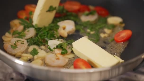 Σεφ Προσθέτει Βούτυρο Στις Γαρίδες Μαγειρεύοντας Τηγάνι Βότανα Και Ντοματίνια — Αρχείο Βίντεο
