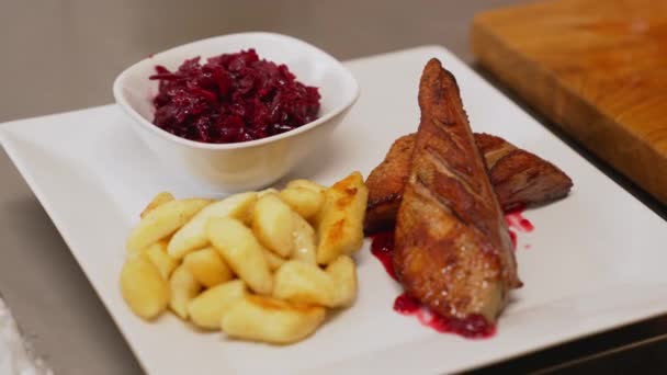 Vers Gekookte Eendenfilet Een Wit Bord Met Veenbessensaus Aardappelknoedels Hoge — Stockvideo