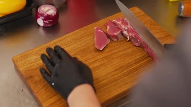 Chef Taglia Filetti Una Pagnotta Maiale Appiattisce Premendo Con Mani — Video Stock