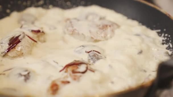 Sapiente Chef Che Cucina Filetti Maiale Una Salsa Salata Boletes — Video Stock