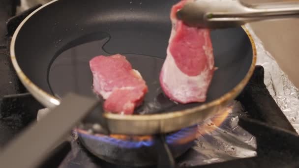 Colocar Filete Cerdo Una Sartén Fuego Medio Con Menos Aceite — Vídeo de stock