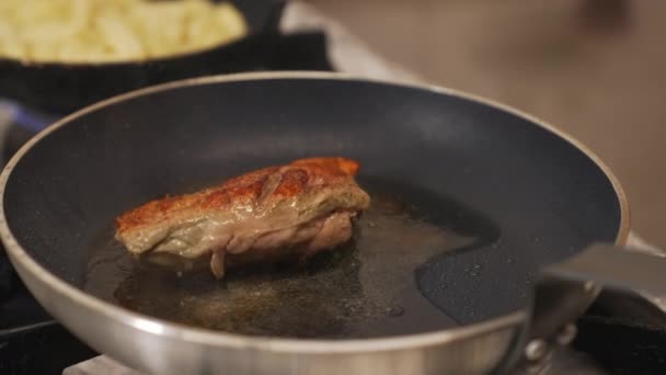 Altın Ördek Fileto Tavada Yağlı Kızarırken Patates Köfteleri Arka Planda — Stok video