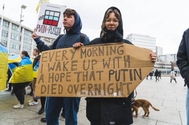 02.28.2023 Nottingham, Birleşik Krallık. Rus bayrağına karşı genç bir çift. Yüksek kalite fotoğraf