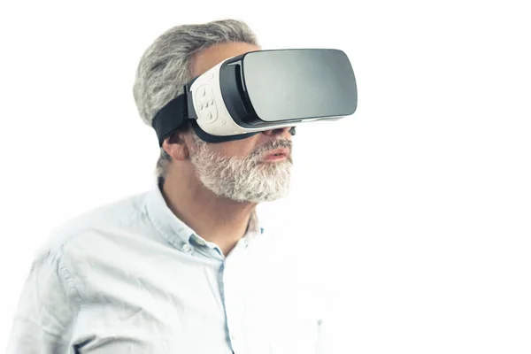 Man Van Middelbare Leeftijd Draagt Virtual Reality Set Bril Geïsoleerd — Stockfoto
