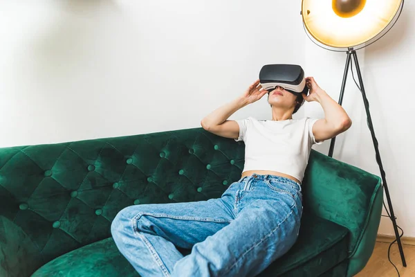 Hoekopname Van Een Vrouwelijk Model Dat Virtual Reality Verkent Een — Stockfoto