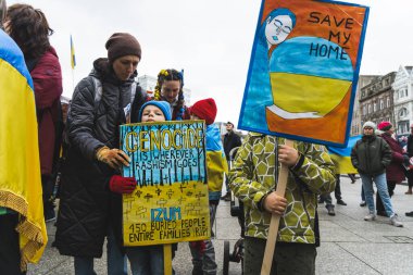 02.28.2023 - Nottingham, Birleşik Krallık - Ukrayna protestosunda evimi kurtarın diyen bayrak taşıyan bir çocuk. Yüksek kalite fotoğraf