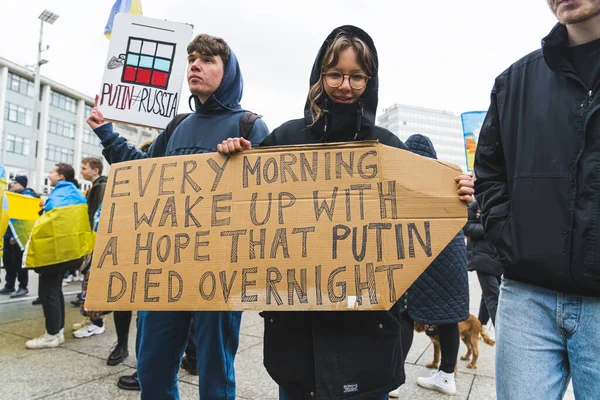 2023 Nottingham Egyesült Királyság Fiatal Lány Fiú Lobogóval Ukrajnai Tüntetésen — Stock Fotó