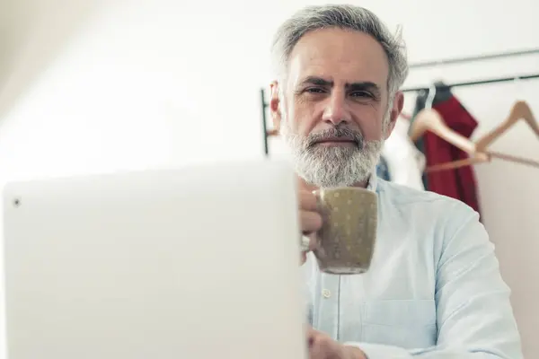 Grijze Bebaarde Mannelijke Ondernemer Die Een Kop Koffie Vasthoudt Naar — Stockfoto