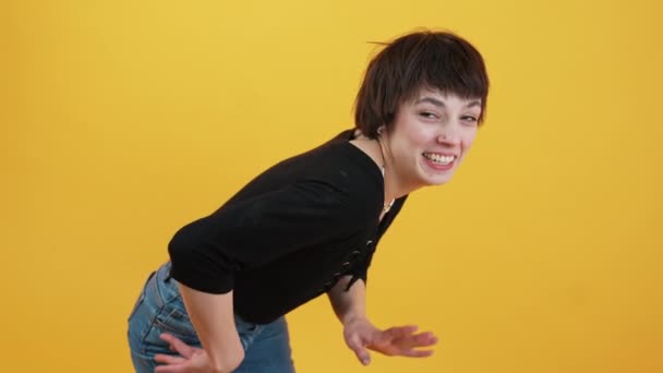 Głupie Zachowanie Kobiety Tańczącej Zabawny Sposób Studio Nakręcone Nad Żółtym — Wideo stockowe