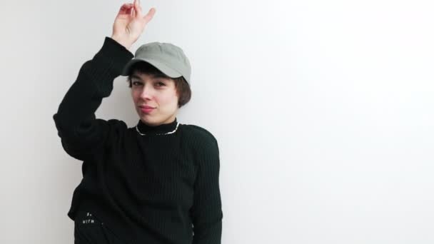 Pewna Siebie Stylowa Nastolatka Patrząca Kamerę Pokazująca Gesty Ręką Biały — Wideo stockowe