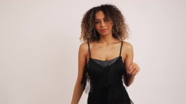 Genç ve kendinden emin ponpon kız kameraya doğru dönüyor. Stüdyo çekimi. Yüksek kalite 4k görüntü