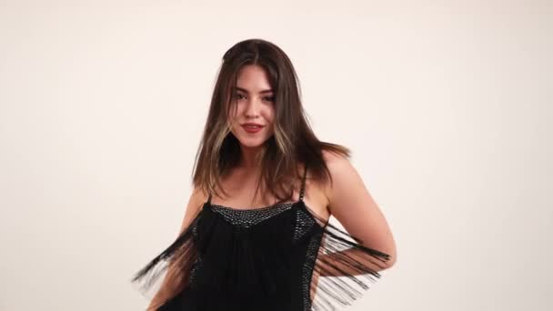 Mujer Joven Vestido Negro Con Flecos Bailando Con Las Manos — Vídeo de stock