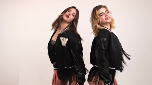 Dwie Cheerleaderki Pozujące Tyłu Średnie Ujęcie Białego Tła Wysokiej Jakości — Wideo stockowe