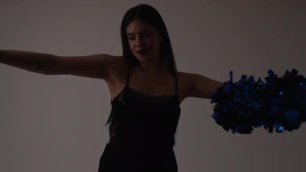 Jong Blank Meisje Kleine Zwarte Jurk Dansen Met Blauwe Pompons — Stockvideo