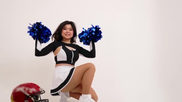 Cheerleader Met Een Zwart Wit Uniform Zittend Een Knie Met — Stockvideo