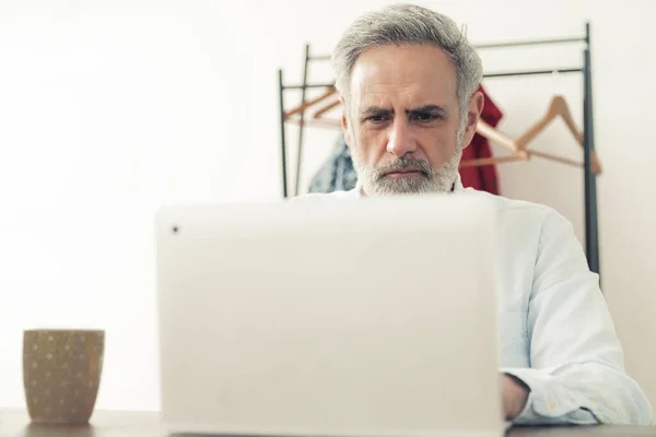 Grijsharige Bebaarde Mannelijke Ondernemer Die Aan Zijn Laptop Werkt Een — Stockfoto