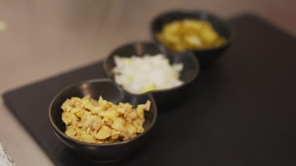 Cebolla Picada Pepinillo Tazones Pequeños Cocina Tradicional Polaca Tartar Ternera — Vídeo de stock