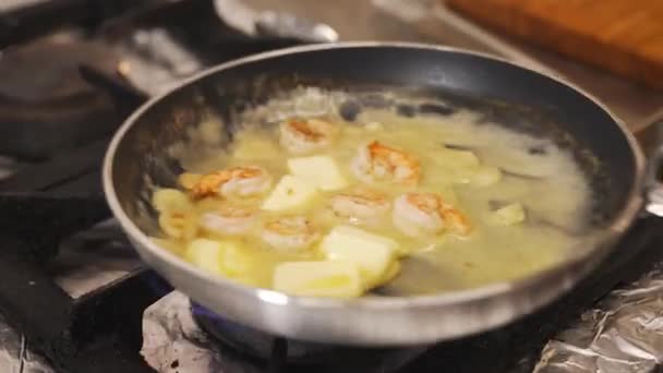 Šéf Připravuje Krevety Pálivé Omáčce Máslem Posouvá Pánev Sem Tam — Stock video
