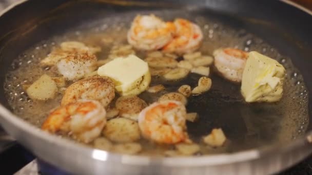 Šéf Přidává Máslo Zlaté Křupavé Krevety Vaření Pánvi Připravuje Krevety — Stock video
