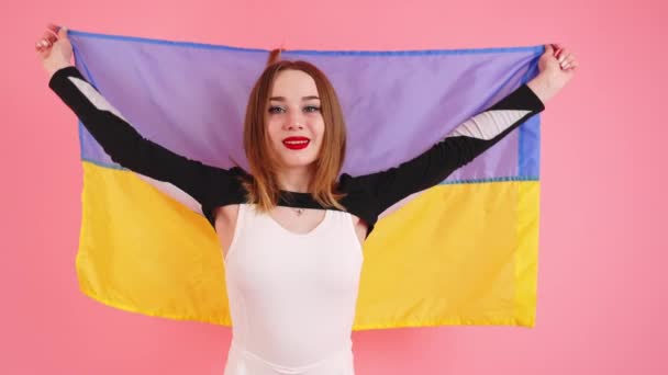 Cheerleader Girl Black White Uniform Holding Ukrainian Flag Turning Posing — Stock Video