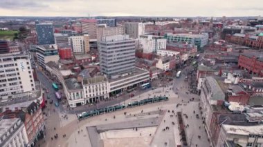 Nottingham, İngiltere 'deki Old Market Square' in insansız hava aracı görüntüleri. Yüksek kalite 4k görüntü