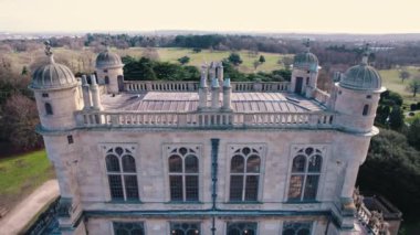 Nottingham 'daki Wollaton Park' ın tarihi Wollaton Hall manzarası. Yüksek kalite 4k görüntü