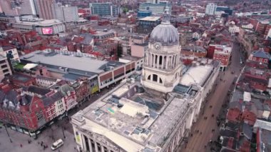 İngiltere, Nottingham 'daki Old Market Square' in hava görüntüsü, insansız hava aracı atışı. Yüksek kalite 4k görüntü