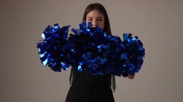 Leuke Cheerleader Danst Juichend Zwaaiend Met Blauwe Pompons Cheerleading Uitgevoerd — Stockvideo