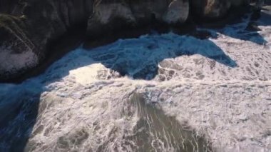 Flamborough Head 'in kayalık sahil şeridine deniz dalgaları çarpıyor. Yüksek kalite 4k görüntü