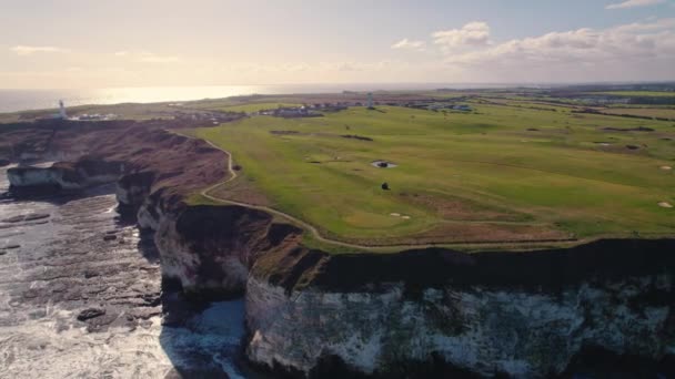 Flamborough Head Bölgesinde Golf Sahası Olan Güzel Bir Uçurum Kıyısı — Stok video